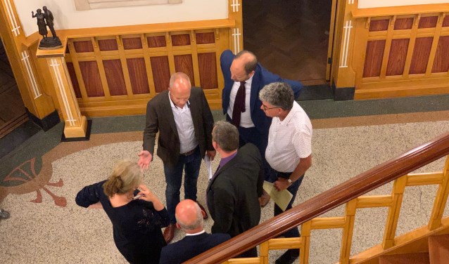 Overleg tijdens een schorsing tussen VoorBaarn en ondernemer Johan Zijtveld.