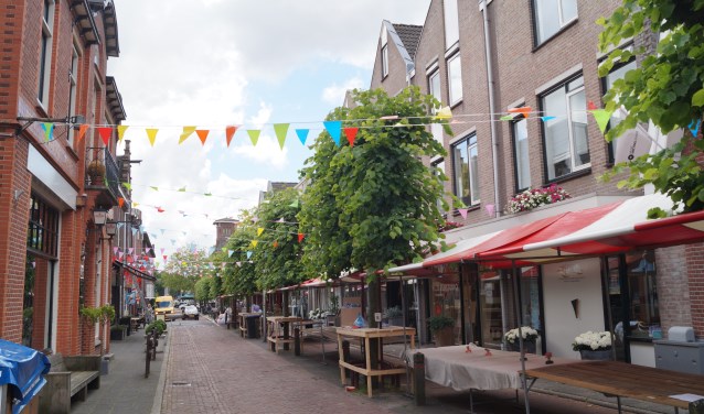 De Dorpsstraat voorafgaand aan de Midzomernachtmarkt in juni.