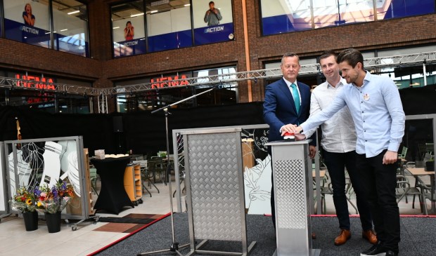 Commissaris van de Koning Arthur van Dijk verzorgt met Kevin in Sven van der Weijden de heropening van de verbouwde HEMA.