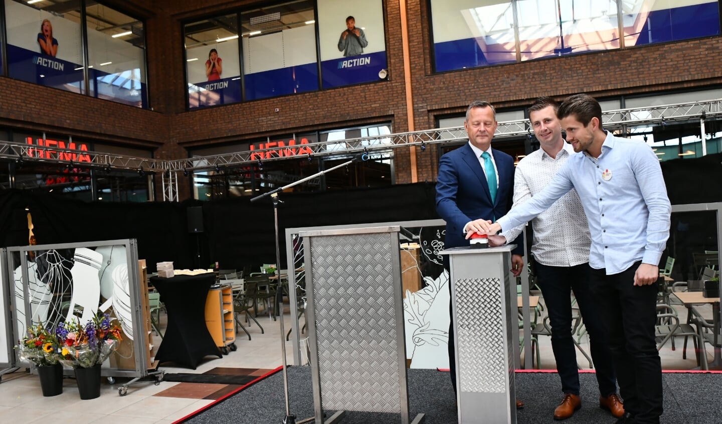 Commissaris van de Koning Arthur van Dijk verzorgt met Kevin in Sven van der Weijden de heropening van de verbouwde HEMA.