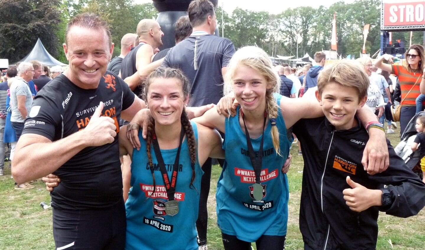 Trainer Erik de Heer, Renske van der Haar, Meike van Rooijen en Teije van der Kooij