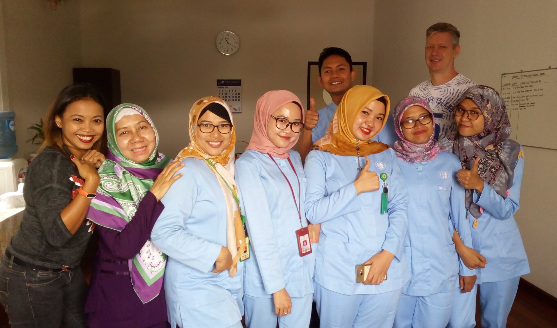 De zes verpleegkundigen (in de blauwe uniformen) die deel zullen nemen aan de bachelorsopleiding verpleegkunde.