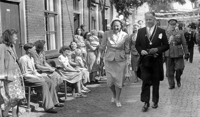 Burgemeester Cees Kentie met koningin Juliana in de Vlierstraat, 9 juni 1950