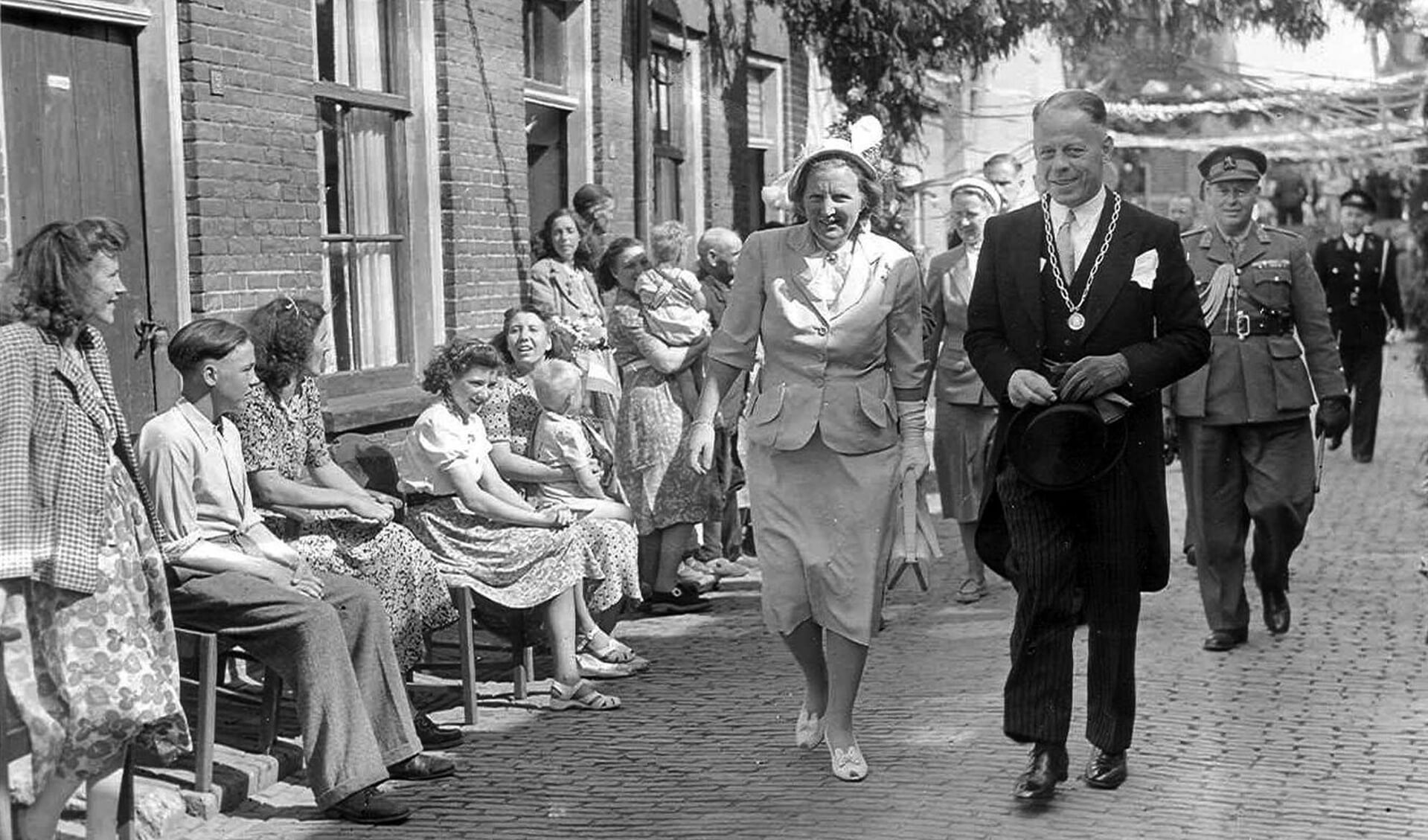 Burgemeester Cees Kentie met koningin Juliana in de Vlierstraat, 9 juni 1950