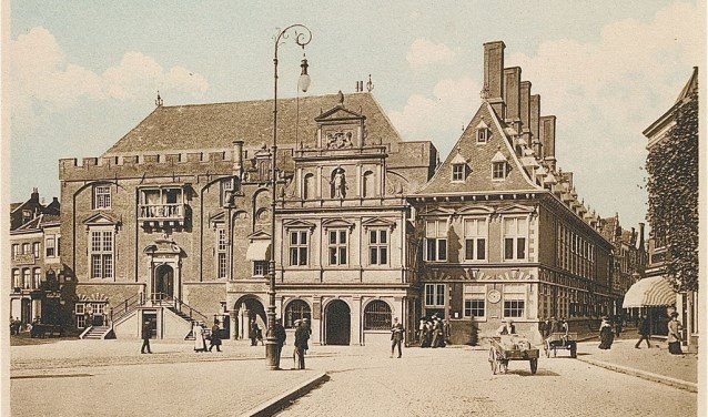 Haarlem kent vele monumenten, waaronder het Stadhuis, hier te zien rond ca. 1910.
