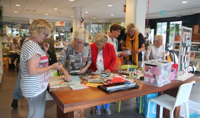 Yvonne Luijendijk assisteert iedereen tijdens Samen op Zondag bij de keuze van materiaal.