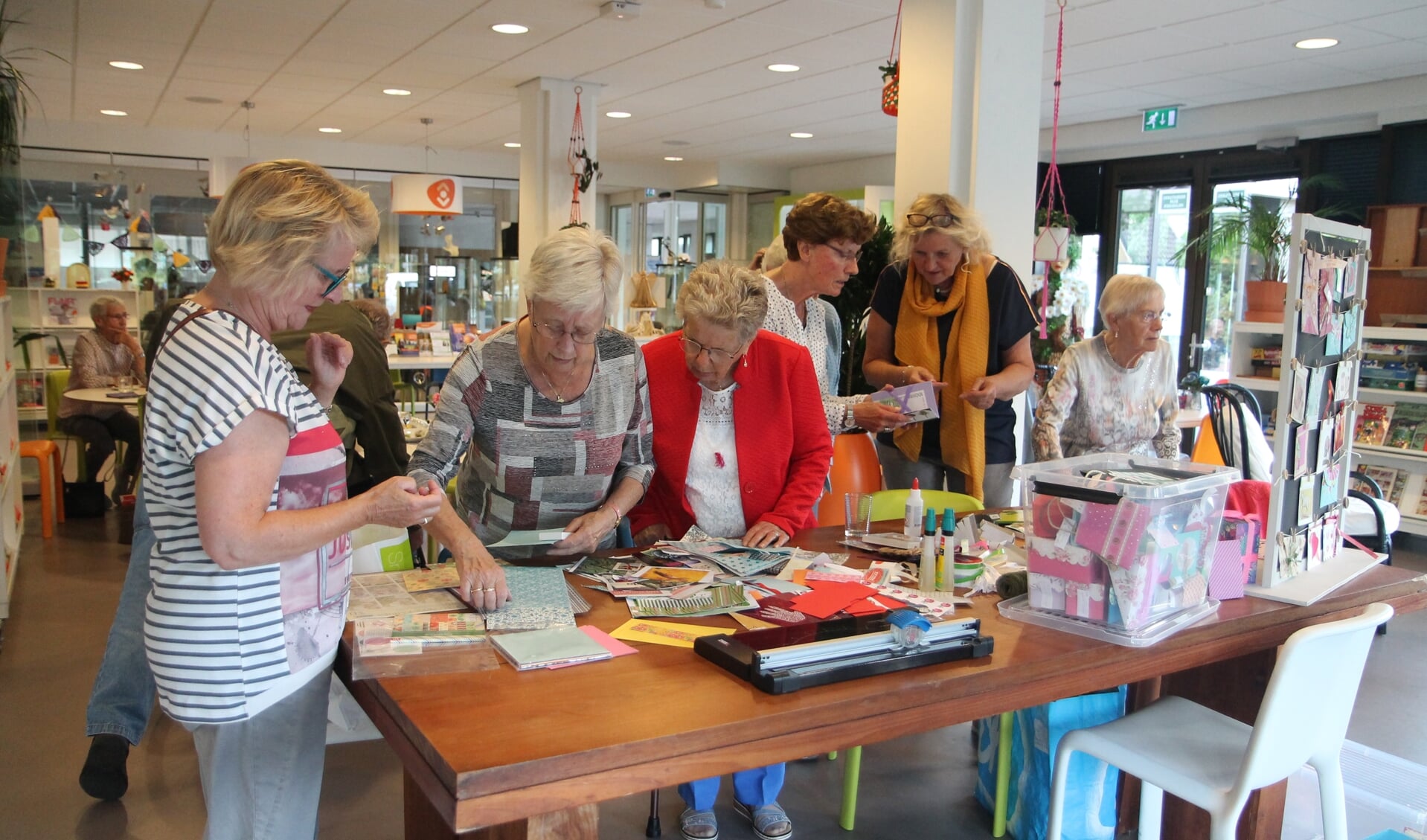 Yvonne Luijendijk assisteert iedereen tijdens Samen op Zondag bij de keuze van materiaal.