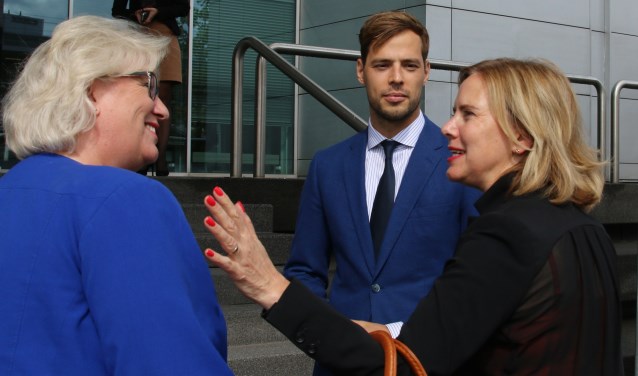 Ontvangst van minister Cora van Nieuwenhuizen (r.) door burgemeester Marianne Schuurmans en wethouder Jurgen Nobel.