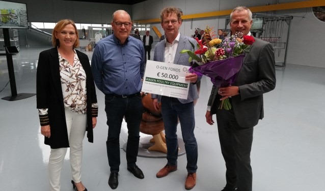 Van links naar rechts wethouder Didi Dorrestijn-Taal, Eltjo Bethlehem, Erik den Besten en Gerard van Santen. ,,Er zijn pluimveehouders die zich oriënteren op de insectenmarkt. Als zij hun bedrijf kunnen uitbreiden, dan zal dat niet met kippen zijn, maar met insecten."