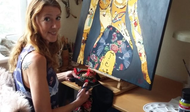 Leonie Kelder-Hermans exposeert collages van aparte stoffen.