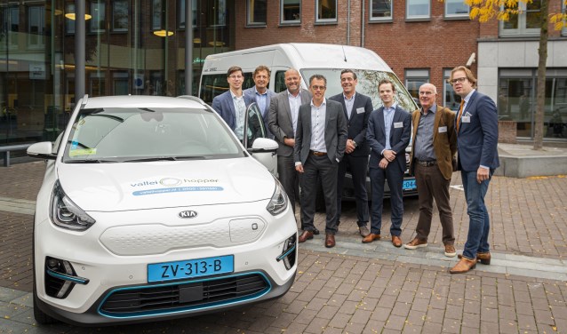 Na de contractondertekening werd tussen de Valleihoppers geposeerd voor een foto: Peter de Haan (wethouder Wageningen), RFV-voorzitter René Verhulst, Jos Poortinga (directeur Taxicentrale Maasbuurt), Hans van Daalen (wethouder van Barneveld en voorzitter van de bestuurscommissie Basismobiliteit), directeur Lucien Brouwers van Personenvervoer Zuid-Nederland, Maurits van Driel (directeur Van Driel), wethouder Arnout Wijs van Renswoude en wetho