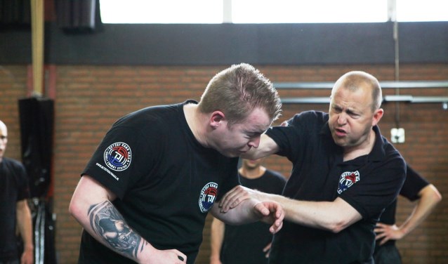 ,,Alles wat we oefenen is gestoeld op de realiteit", aldus Krav Maga-instructeur Mike Makkelie (links).