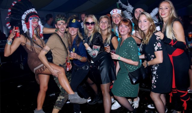 Het is duidelijk: deze mensen hebben zin in een feestje.