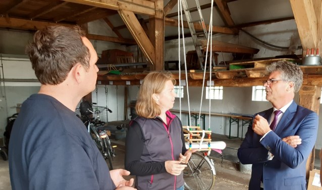 Het gezelschap in de stal van de Blaarkoeien, die momenteel in de wei te vinden zijn