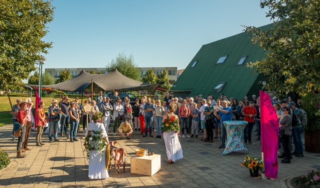 Het buitenterrein van Cultuurhuis Schoneveld was omgedoopt tot een feestelijk festivalterrein, waar de deelnemers hun expeditie door Houten-Zuid startten.
