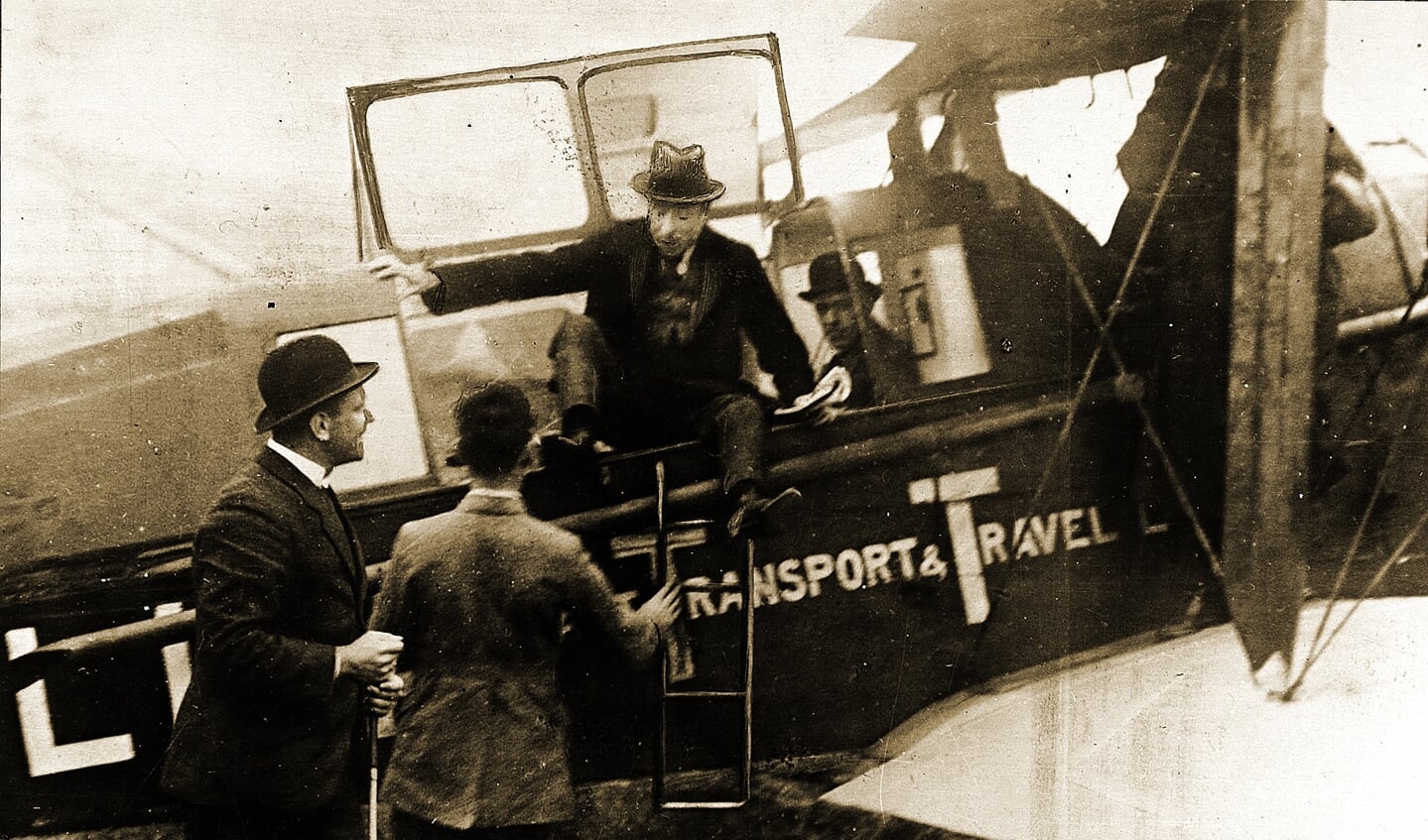 Uitstappen na aankomst van de eerste KLM-vlucht op Schiphol in 1920. Links: Albert Plesman.