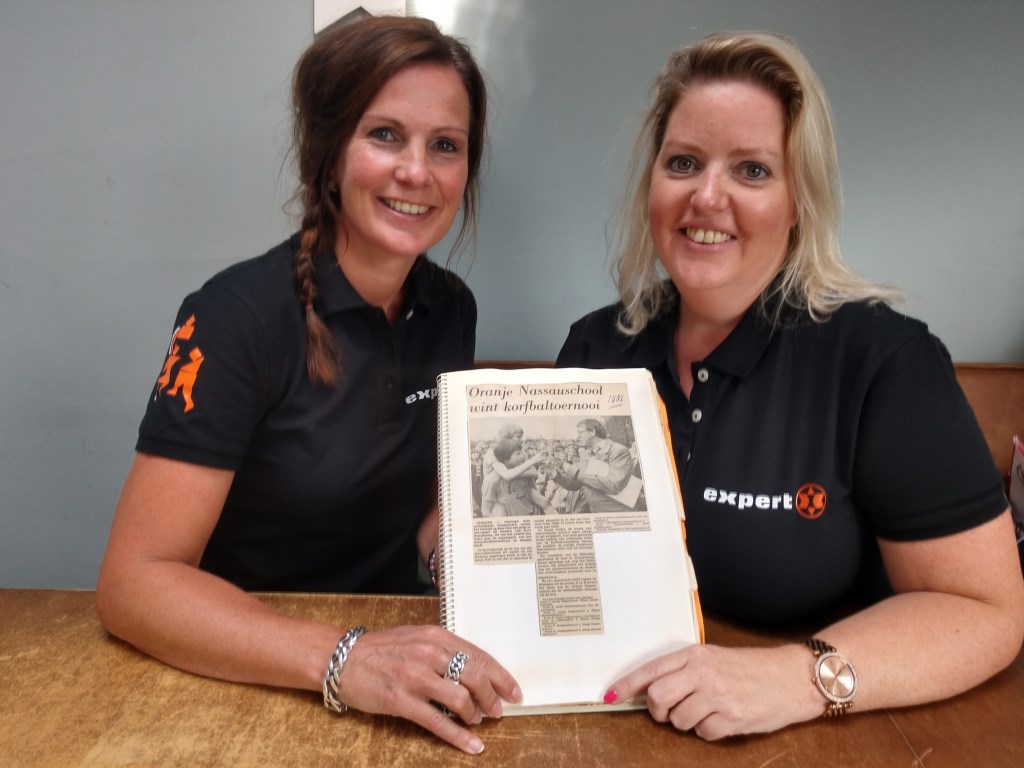 Annemarie Krijkamp (l) en Saskia Krijkamp zijn klaar voor het Gert Krijkamp schoolkorfbaltoernooi.
