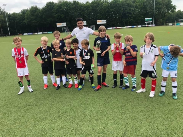 Hoofd Jeugd Coordinator Hendrin Khandan met een aantal jeugdspelers