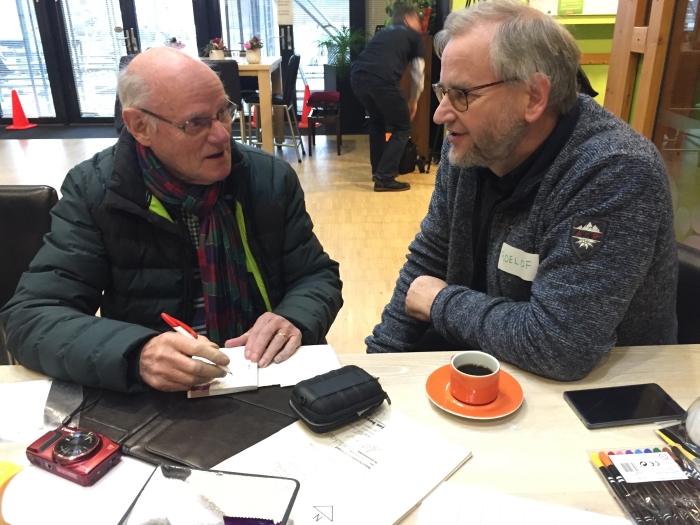 energie-ambassadeur in gesprek met bezoeker