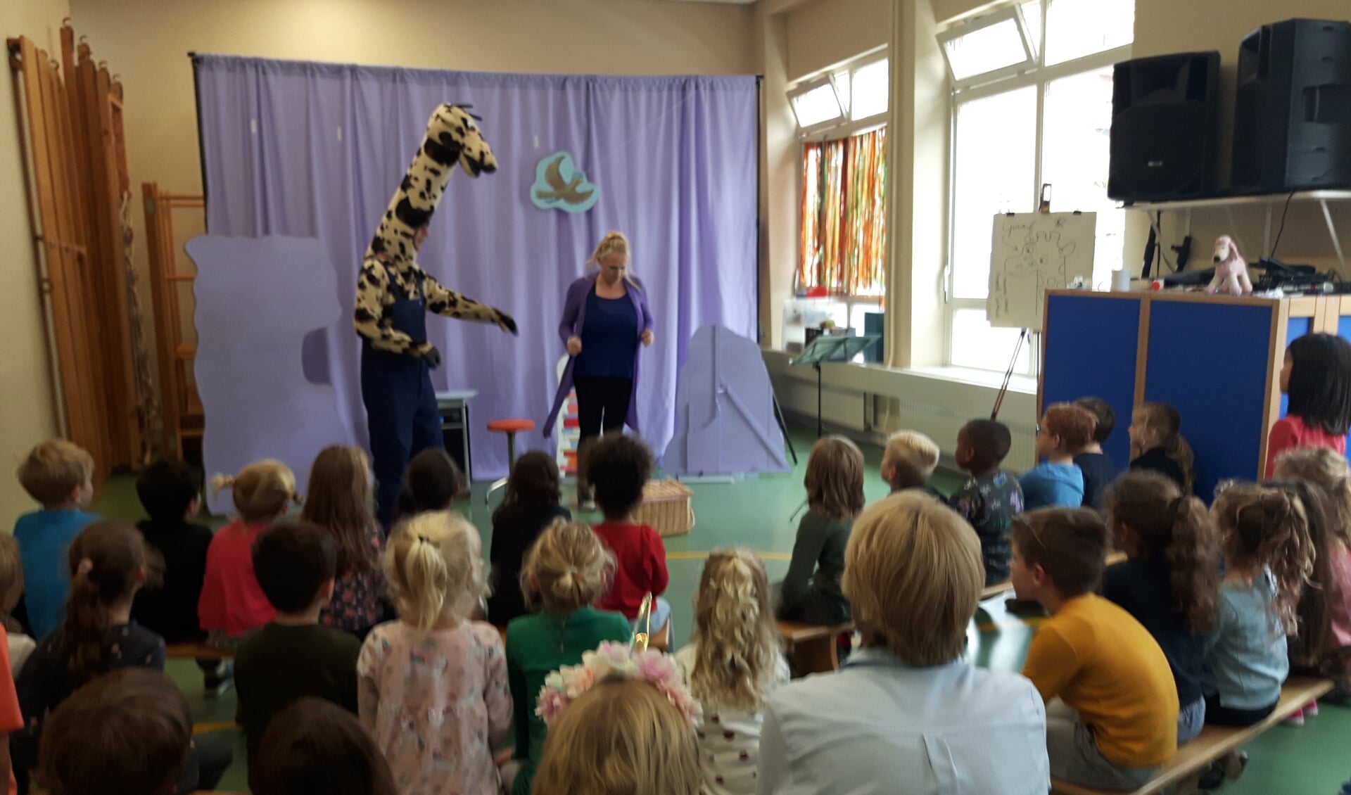 Aftrap Kinderbooekenweek op CBS De Tamboerijn met de voorstelling 'Giraf leert fietsen'