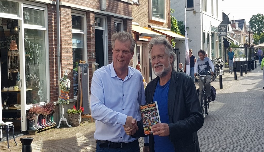 Overhandiging van het eerste exemplaar aan George Baker.