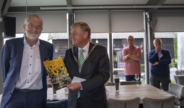 Burgemeester Elbert Roest spreekt zijn waardering voor De Zonnebloem uit