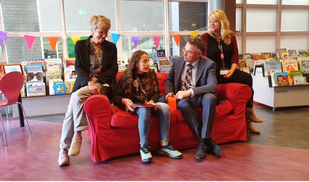 Yasmeen en burgemeester Gilbert Isabella op een bank in de bibliotheek, waar zij net voor heeft gelezen.