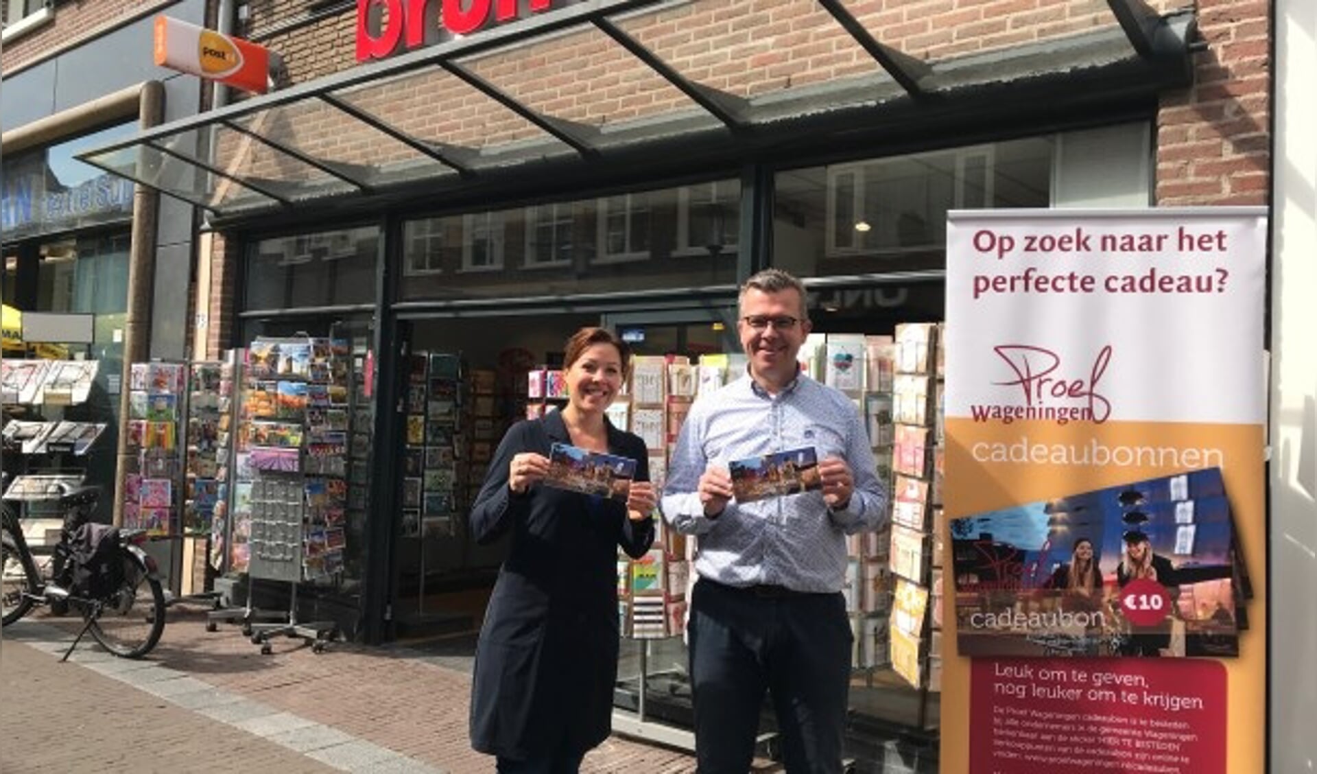 Centrummanagers Ilonne Bongers en Robert Frijlink zijn blij met het succes van de Proef Wageningen cadeaubon, die nu ook bij Bruna Wageningen verkrijgbaar is.