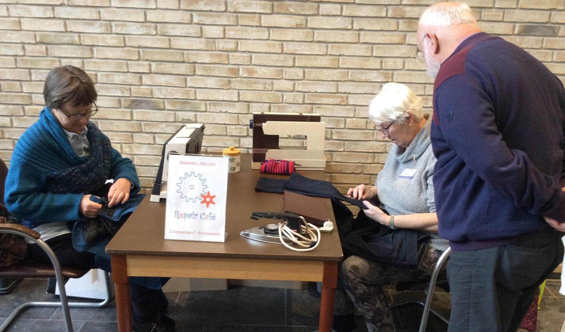 De vrijwilligers van het Repaircafé gaan iedere uitdaging aan. 