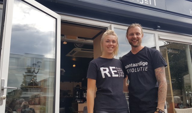 Jeff van den Broek met gastvrouw Suzanne Hoogendoorn. ,,Achter elk gerecht zit een verhaal."