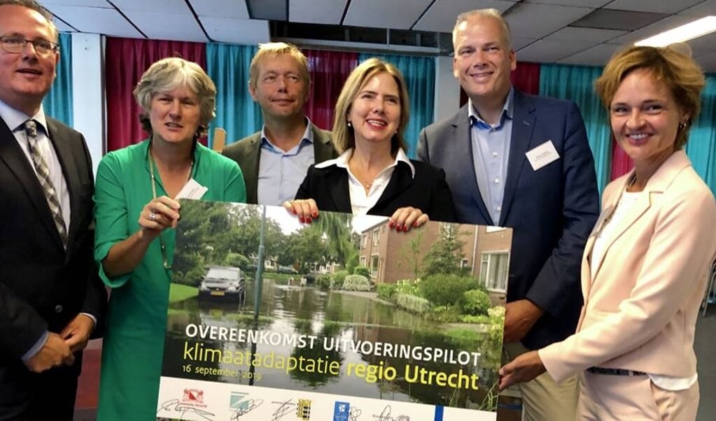Wethouder Geerdes met zijn collega wethouders en minister Cora van Nieuwenhuizen bij de ondertekening van de bestuursovereenkomst.