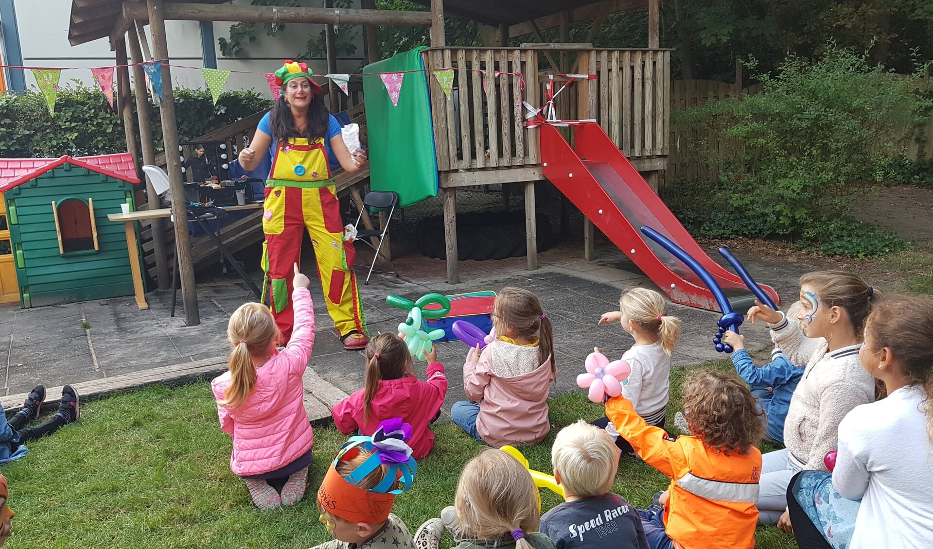 Clown Juju met een optreden voor de kinderen.