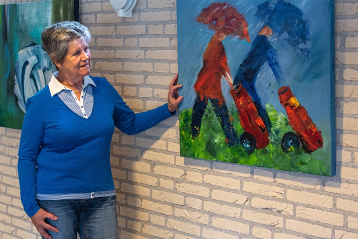 Gera Kroes bij een van haar schilderijen