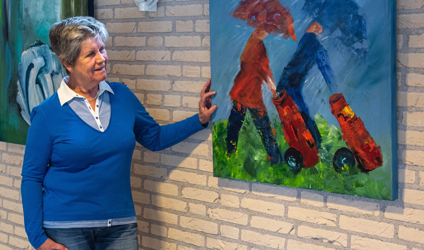 Gera Kroes bij een van haar schilderijen