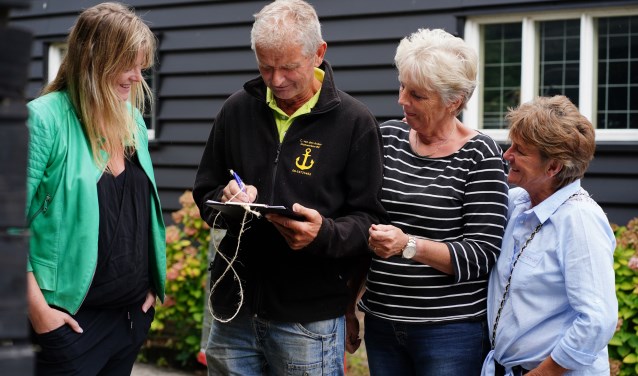 Helene (links) en Anne (rechts) op handtekeningenjacht.
