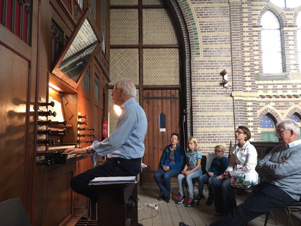 Johan Vos bespeelt het monumentale Vollebregt-orgel.