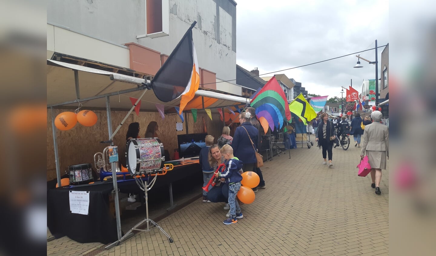 Op de Kerkbuurt stonden diverse kramen, zo kon je een instrument uitproberen bij de kraam van Showkorps Wilhelmus.