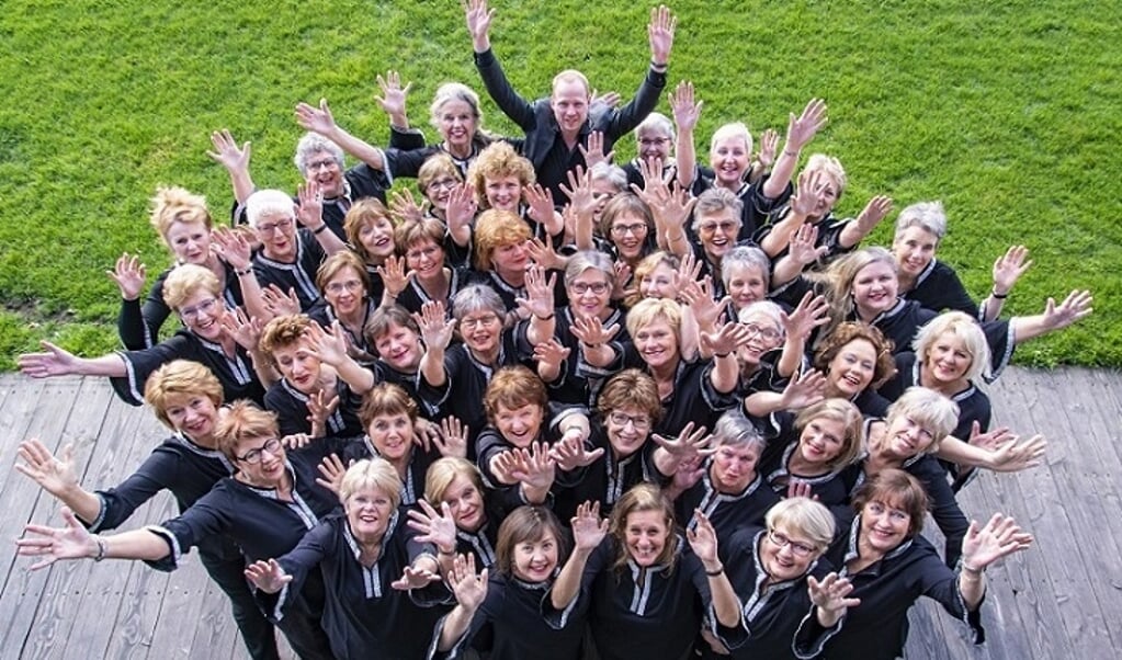Amstel River Singers treden op in Dignahof tijdens Week van de Ontmoeting.