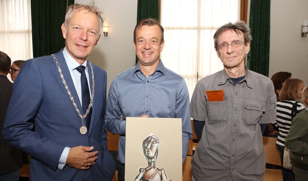 2019: Burgemeester Mark Röell, winnaar Marco Driehuizen en kunstenaar Ruud Bijman (vlnr).