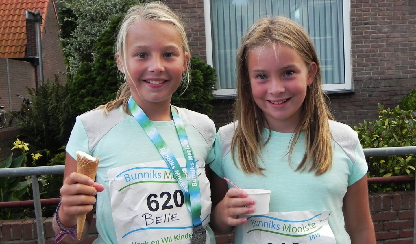Belle en Tanne hebben naast een medaille ook een lekker ijsje verdiend.