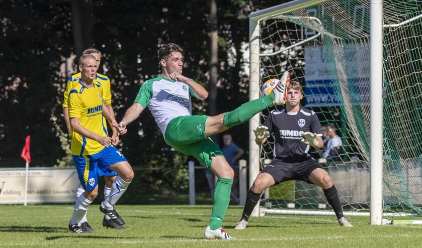 Yoeri Duyzer waagt namens Woudrichem een doelpoging.