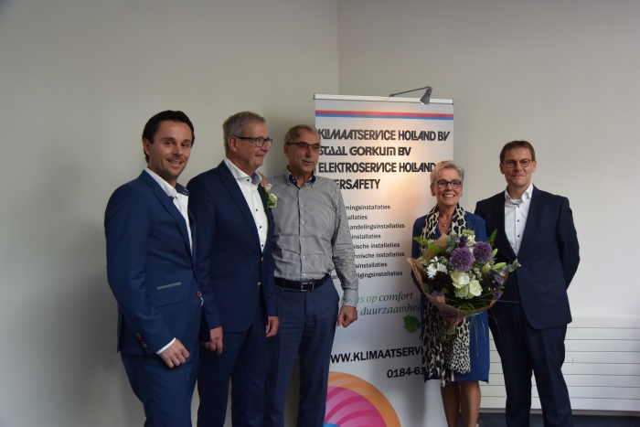 v.l.n.r. Arjan Hobo (directeur algemene zaken), Cor de Grunt (jubilaris), Leo Klop (directeur technisch beheer), Dicky de Grunt (echtgenote Cor), Jan Nederveen (directeur nieuwbouw)