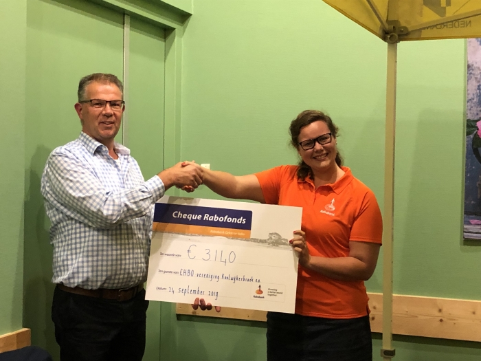 Susanne Jagt overhandigt de cheque aan Cok van der Meer, voorzitter EHBO-vereniging Kootwijkerbroek