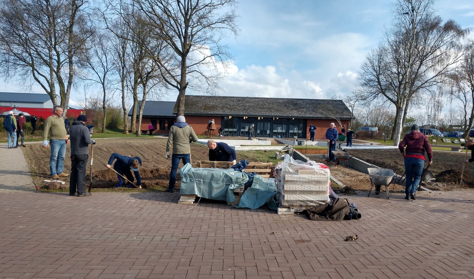 Naast het werken aan de Tuin van Ontmoeting en de realisatie van een monument bij Kasteel de Vanenburg organiseert Samen Verder nu een stille tocht naar het station.