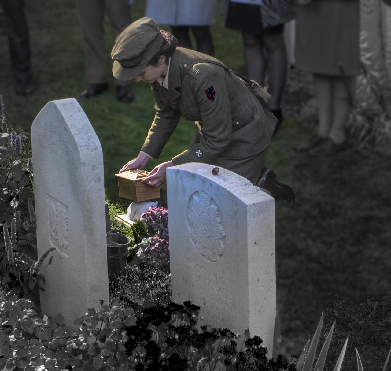 kistje met as wordt geplaatst achter het graf van lance corporal thomas bryson.