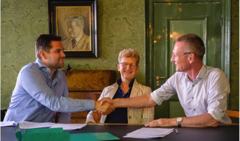 Thomas Wals (links), Rik Movig (midden), Søren Ludvig Movig (rechts) en Ludvig Emil Movig (achter) sluiten de huurovereenkomst voor Wester-Amstel.