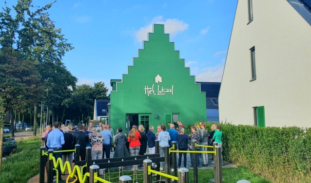 Buurtbewoners toosten met elkaar op Het Lokaal en de plek die het krijgt in de buurt