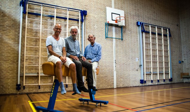 ,,Schoenen uit hoor!" Iedereen is zuinig op de houten vloer in de Sporthal Schalkwijk. Ook (vlnr) Co Baas, Wim Vulto en Co Uytewaal, voor de gelegenheid te paard.