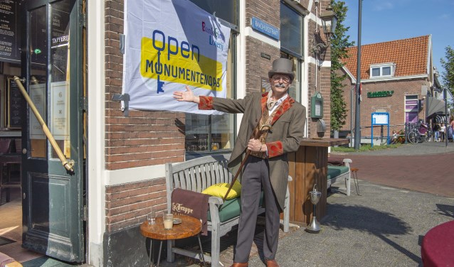 Kees Heger neemt in klederdracht uit 1894 bezoekers mee terug in de geschiedenis