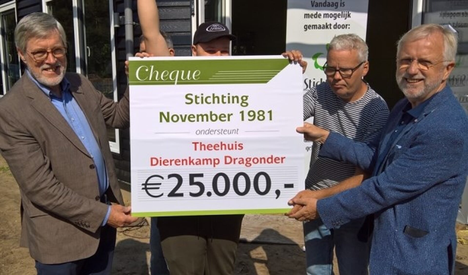 Cees van Hal overhandigd de cheque aan de voorzitter van Buitenzorg, Gerrit van de Weerd
